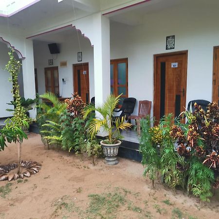 Beach Life Uppuveli Triquinimale Exterior foto
